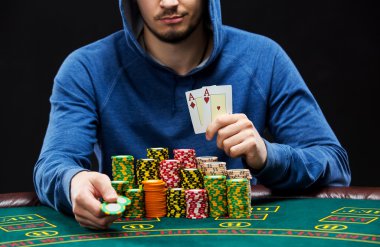 Bir çift as gösterilen poker oyuncusu