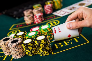 Erkek poker oyuncu iki kart as köşelerini kaldırma