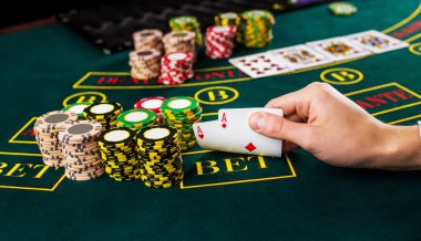 Erkek poker oyuncu iki kart as köşelerini kaldırma