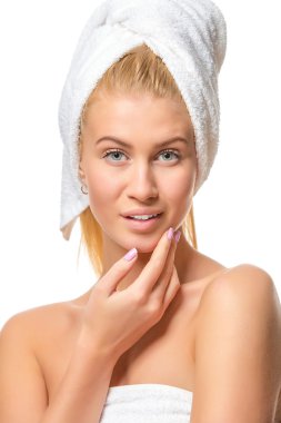 Kameraya bakarak havlu genç ihale kadında. Portre