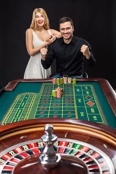 カップルのルーレット勝利カジノで遊ぶこと. — ストック写真