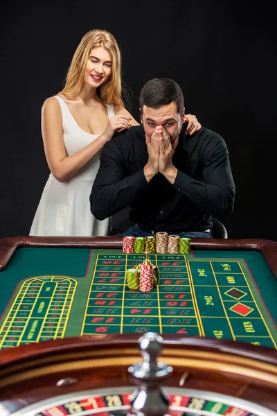 カップルのルーレット勝利カジノで遊ぶこと. — ストック写真