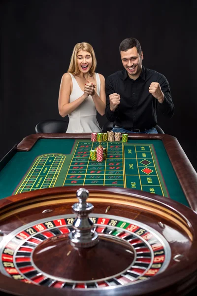 Pareja jugando a la ruleta gana en el casino . — Foto de Stock