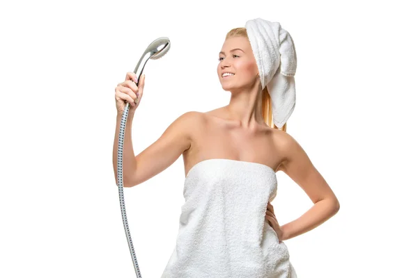 Femme en serviette chantant avec pommeau de douche — Photo