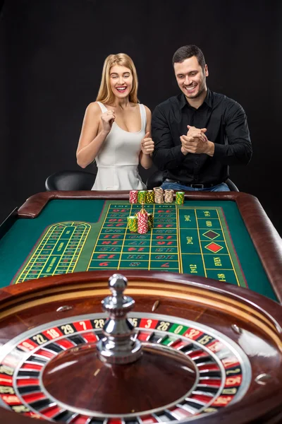 Pareja jugando a la ruleta gana en el casino . — Foto de Stock