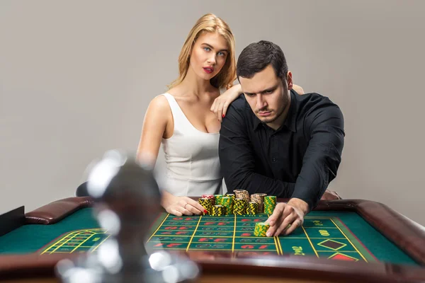 カジノでルーレットをプレイ女性と男性. — ストック写真