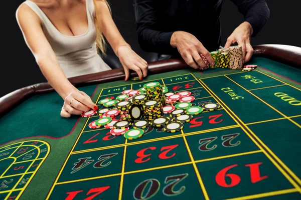 Paar spielt Roulette gewinnt im Casino. — Stockfoto