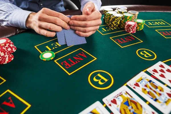 Closeup do jogador de poker com cartas de jogo e fichas — Fotografia de Stock