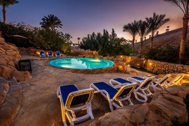 Lüks yüzme havuzunda gece aydınlatma için akşam görünümü