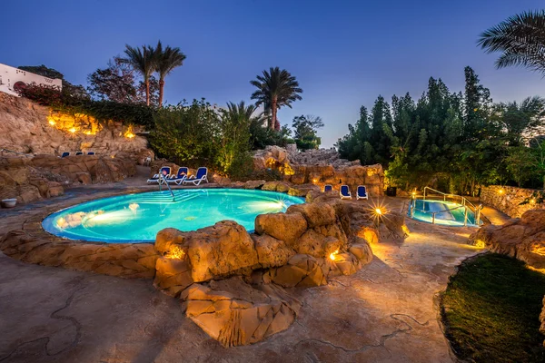 Večerní pohled na luxusní bazén v noční osvětlení — Stock fotografie