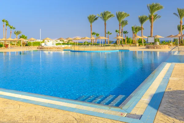 Krásný plavání bazén a palmy stromy v Egyptě — Stock fotografie