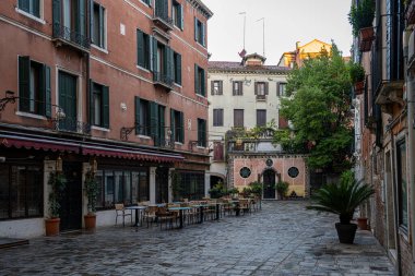 Venedik, İtalya - Eylül 10, 2019: Venedik, İtalya 'da dar bir sokak