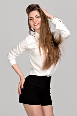 iş kız beyaz bluz ve şort