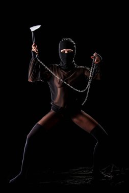 Ninja Kız fon karşı ellerinde bıçaklarla