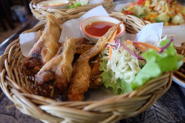 Kızarmış tavuk yiyecek