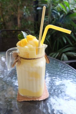 Mango smoothie yoğurt 