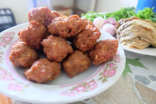 Comida de bola de porco frito — Fotografia de Stock