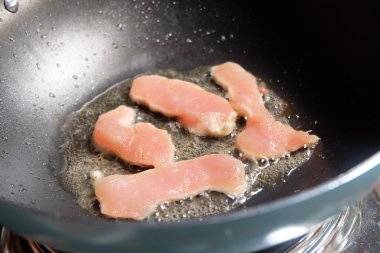 tavada kızarmış tavuk