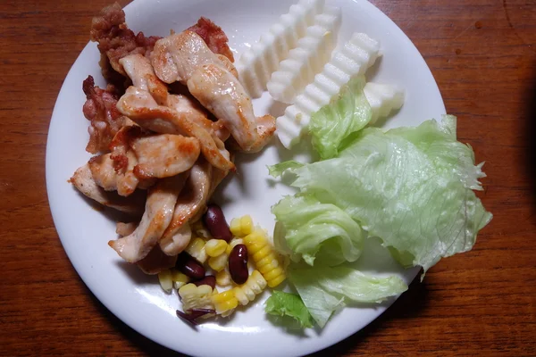 Steak de poulet, œuf frit et légumes — Photo