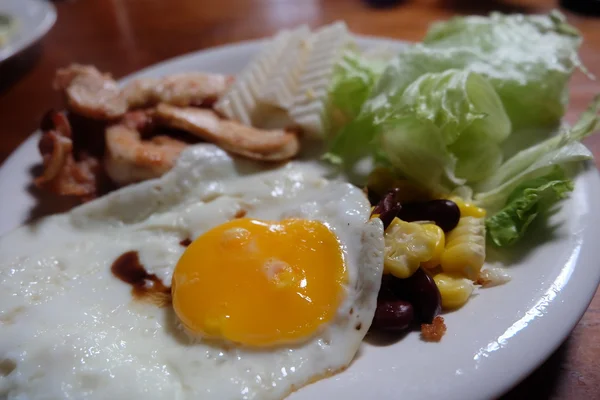 Kip, biefstuk, gebakken ei en fruit — Stockfoto