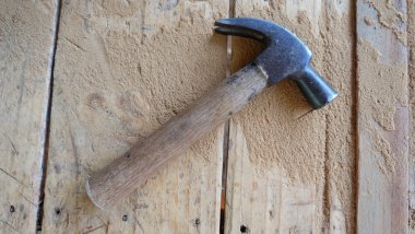 çekiç ve ahşap tahta