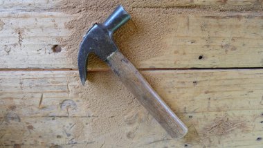 çekiç ve ahşap tahta