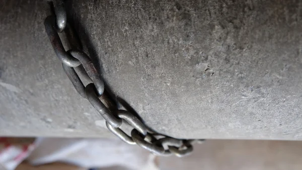 Chain and cement — Stock Photo, Image