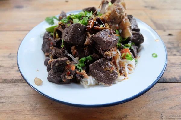 Rijstnoedels met pittige varkensvlees saus — Stockfoto