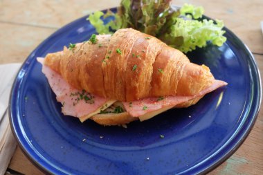 kruvasan jambon peynir