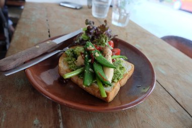 ekmek ve sebze karışımı