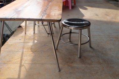 Tahta sandalye ve masa.