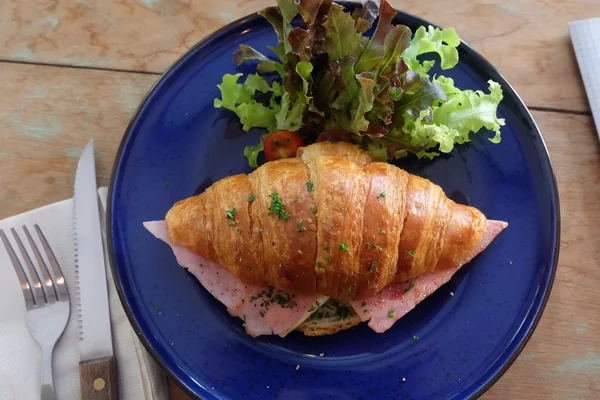 Croissant ham-kaas — Stockfoto