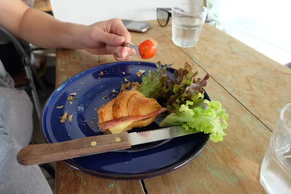 Queijo de presunto croissant — Fotografia de Stock