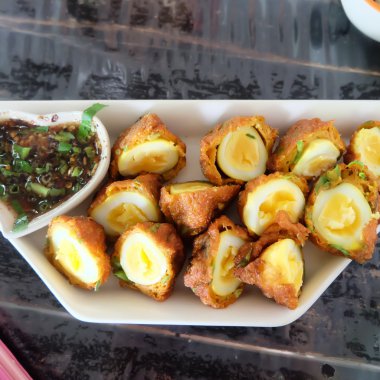 Kızarmış bıldırcın yumurtası