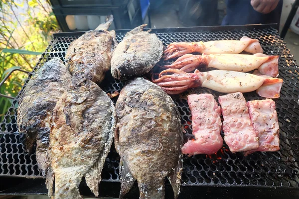 Fisch Schweinefleisch und Tintenfisch vom Grill — Stockfoto
