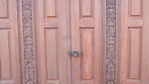 บ้านประตูไม้ — ภาพถ่ายสต็อก