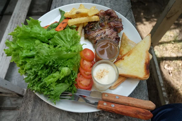 На грилі стейк, Французька картопля, хліб і овочів — стокове фото