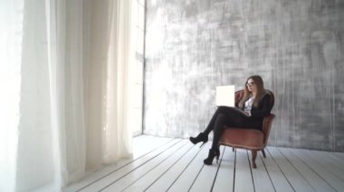 kopya alanı ile bir dizüstü bilgisayar tutan genç kadın