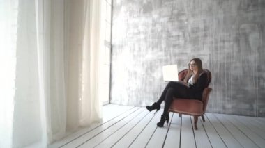 kopya alanı ile bir dizüstü bilgisayar tutan genç kadın