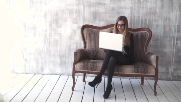 Młoda kobieta trzyma pewien laptop rezygnować kopiować miejsca — Wideo stockowe
