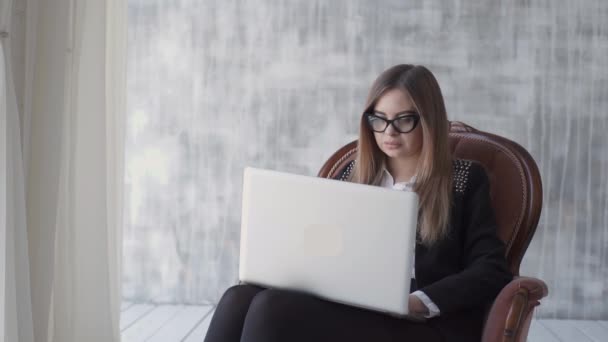 Jeune femme tenant un ordinateur portable avec espace de copie — Video