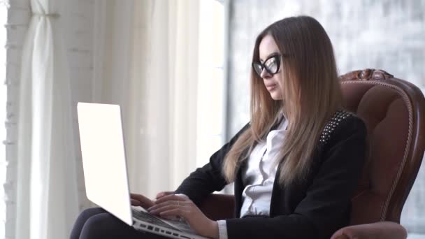 Mujer joven sosteniendo un ordenador portátil con espacio de copia — Vídeos de Stock