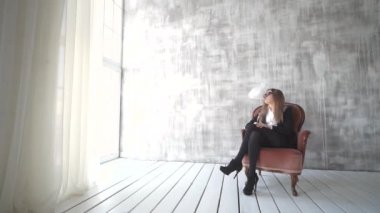 güzel esmer duman elektronik sigara