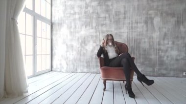 Slowmotion güzel esmer duman elektronik sigara