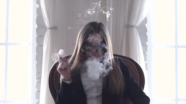 Cerrar cámara lenta hermosa morena humo cigarrillo electrónico — Vídeos de Stock