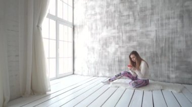 Müzik ve akıllı telefonla sohbet mutlu genç kız