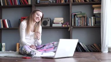 Genç kız onu laptop müzik