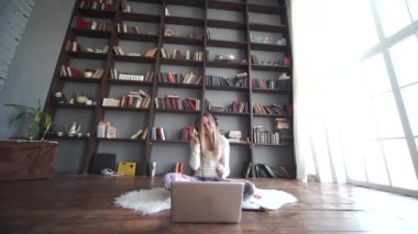 Flooor ve dinle müzik dizüstü bilgisayar ile oturup..... GIR