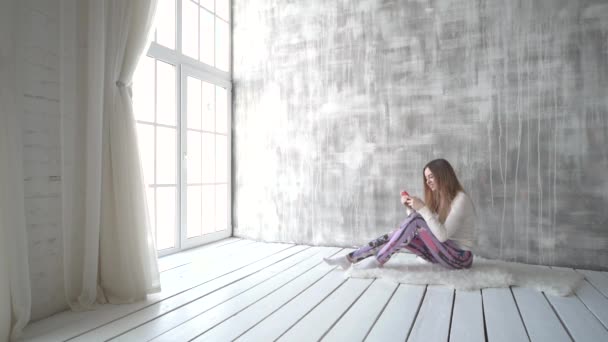 Menina adolescente feliz ouvindo a música e conversando por telefone inteligente — Vídeo de Stock