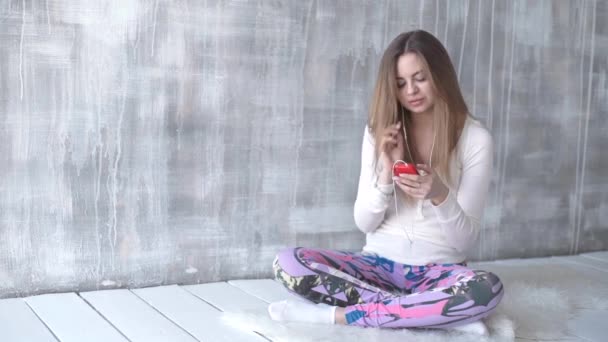 Happy dospívající dívka poslouchá hudbu a chatování ve smartphonu s selfies — Stock video